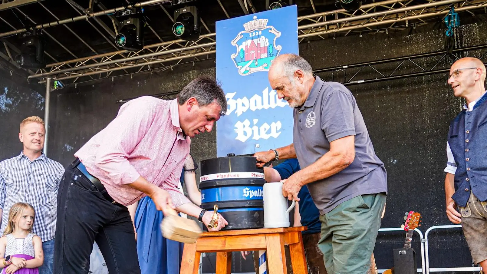 Bürgermeister Matthias Seitz eröffnete mit dem traditionellen Bieranstich die Kerwa  (Foto: Christian Pohler)