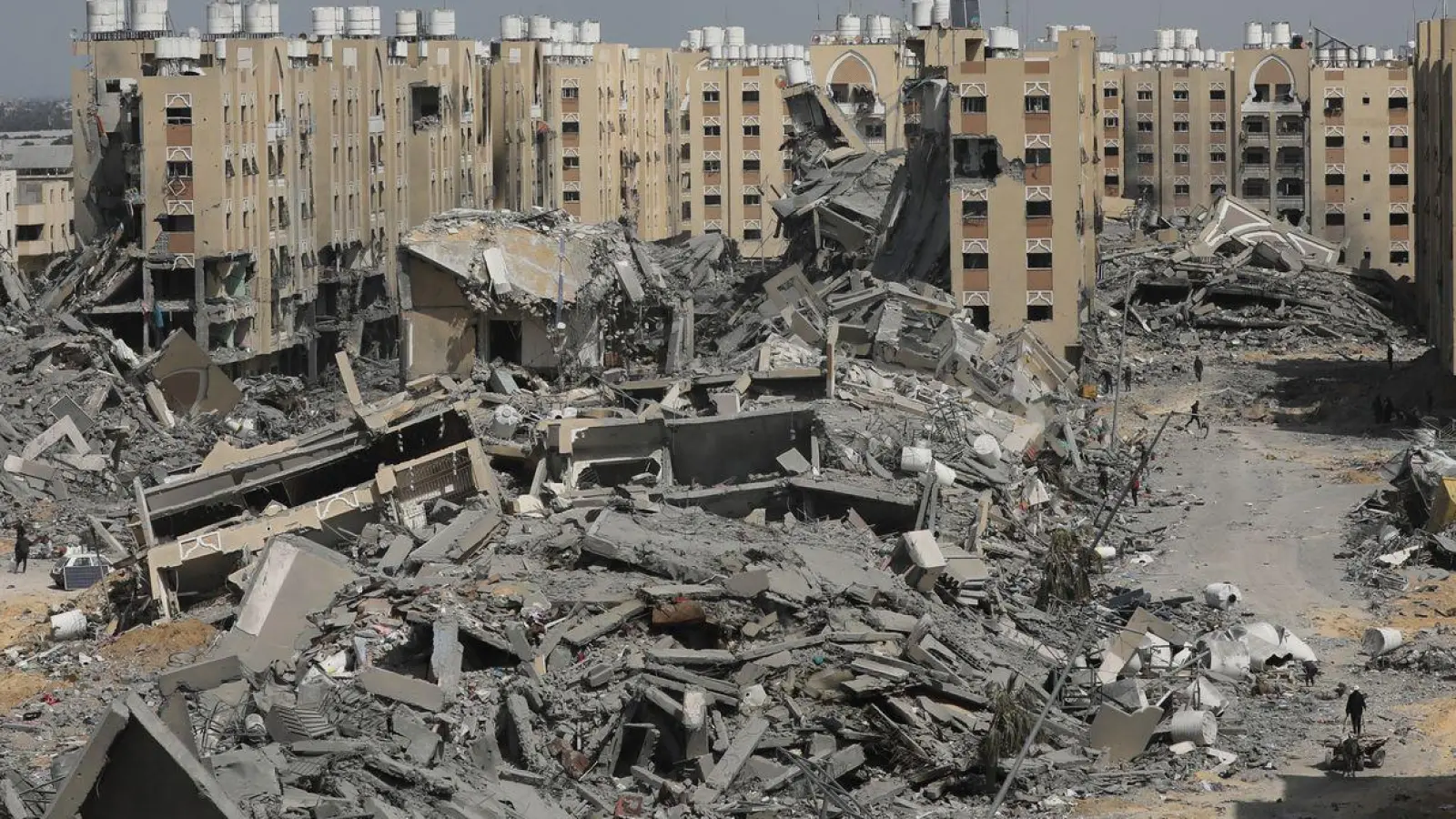 Palästinenser inspizieren die Schäden an den zerstörten Gebäuden in Hamad City. Die USA und die EU erhöhen den Druck auf Israel. Der UN-Sicherheitsrat könnte erstmals eine dauerhafte Feuerpause fordern. (Foto: Naaman Omar/APA Images via ZUMA Press Wire/dpa)