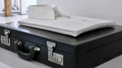 Fast wie ein Grabdenkmal: „Monument” von Andreas Blank, dem Hauptpreisträger des Ansbacher Kunstpreises 2025. Er hat sie aus Marmor, Alabaster, Basalt, Serpentinit und Bronze gefertigt. (Foto: Thomas Wirth)