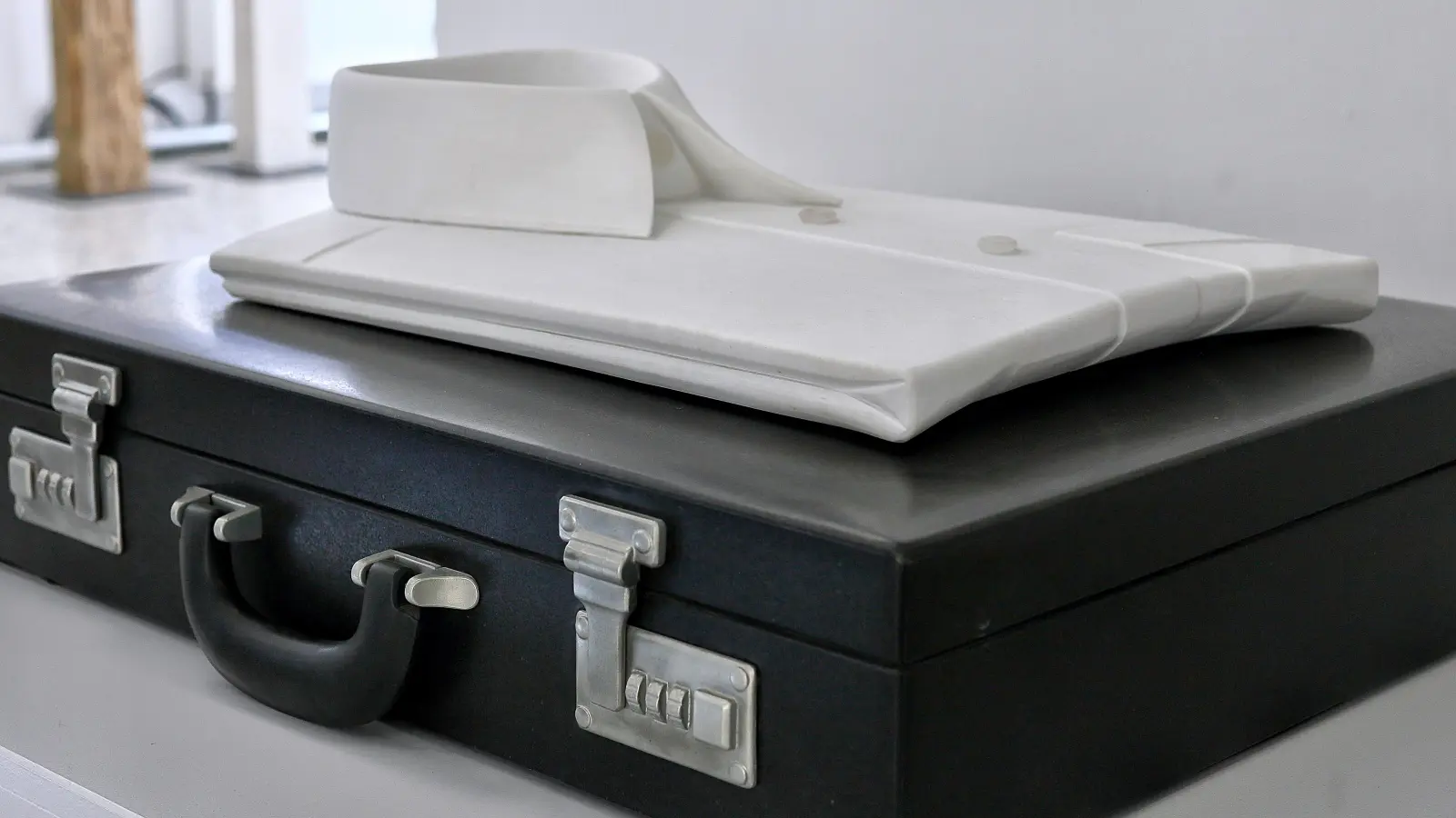 Fast wie ein Grabdenkmal: „Monument” von Andreas Blank, dem Hauptpreisträger des Ansbacher Kunstpreises 2025. Er hat sie aus Marmor, Alabaster, Basalt, Serpentinit und Bronze gefertigt. (Foto: Thomas Wirth)