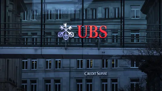 Die Logos der Schweizer Banken Credit Suisse und UBS sind auf verschiedenen Gebäuden in Zürich zu sehen. (Foto: Michael Buholzer/KEYSTONE/dpa)