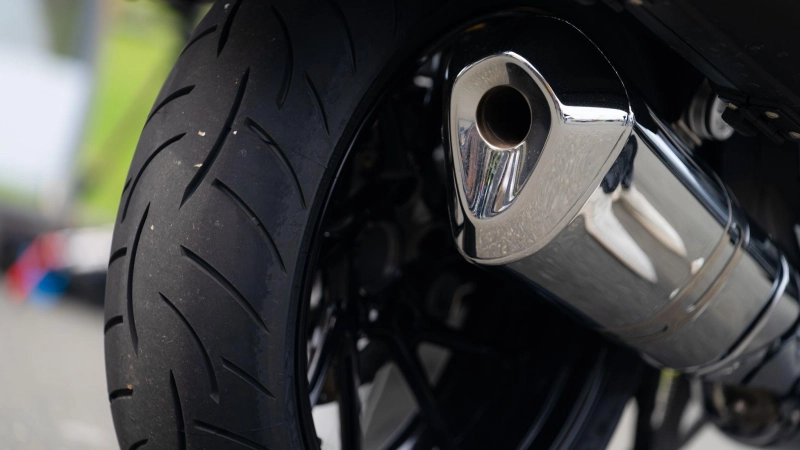 Nicht mehr anspringen wollte ein Motorrad in Brunn. Das Anschieben ging schief.  (Symbolbild: Nicolas Armer/dpa)