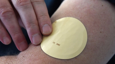 Präzise Dosierung: Wirkstoffpflaster geben Medikamente gleichmäßig über die Haut ins Blut ab. (Foto: Marcus Brandt/dpa/dpa-tmn)