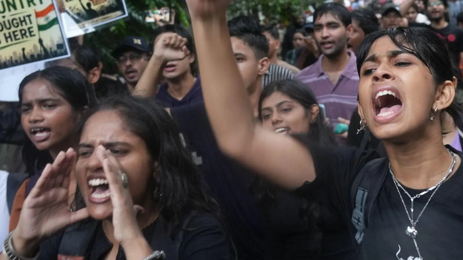 Demonstranten skandieren Parolen während einer Kundgebung, bei der Bildungsreformen gefordert werden - im Rahmen der anhaltenden Protestbewegung der „Cockroach Janta Party“. (Foto: Rafiq Maqbool/AP/dpa)