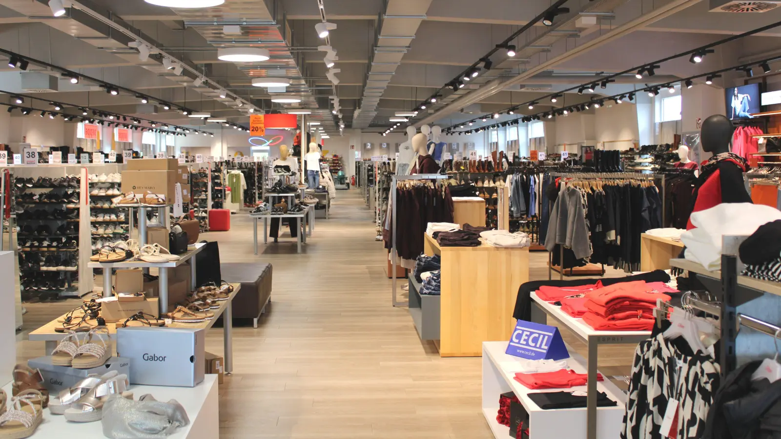 Auf 950m² Verkaufsfläche können Kunden eine riesige Auswahl an Schuhen für die ganze Familie entdecken. Das sympathische Team der Neustädter Filiale freut sich auf Ihren Besuch! (Foto: Ramona Emmert)