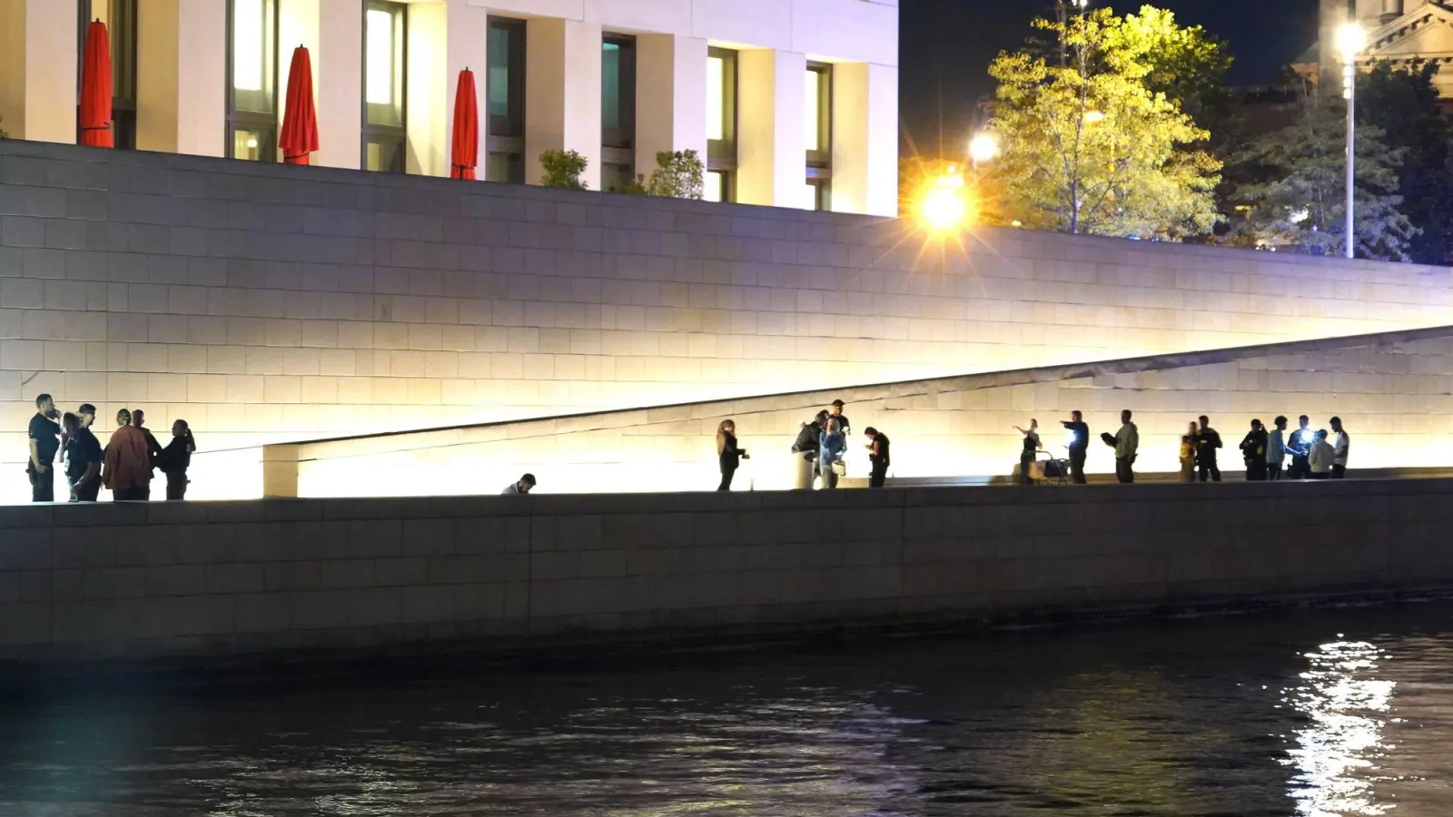 Die mutmaßlichen Angreifer flohen, bevor die Polizei eintraf. (Archivbild) (Foto: Pierce Adler/dpa)