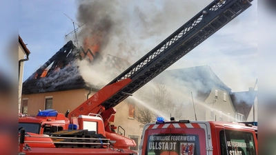Die Feuerwehren konnten das Übergreifen des Feuers auf die benachbarten Gebäude verhindern. Das Brandhaus selbst ist aber unbewohnbar. (Foto: Ulli Ganter)