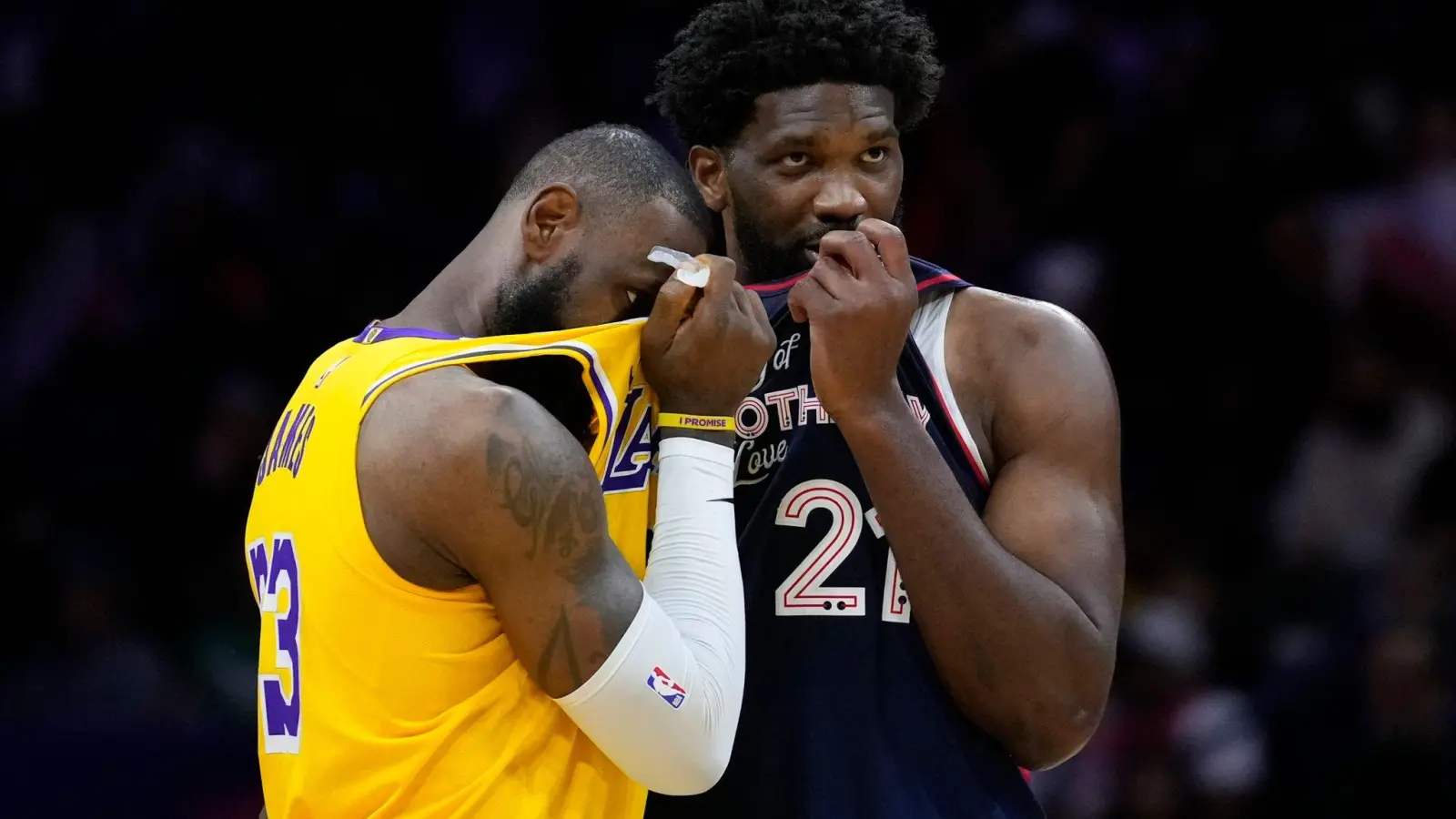 Lakers-Superstar LeBron James (l) kassierte gegen Joel Embiid und die Philadelphia 76ers eine heftige Niederlage. (Foto: Matt Slocum/AP/dpa)