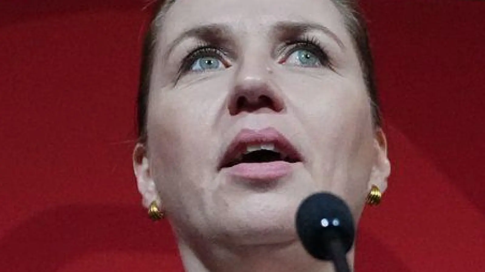 Ihre Regierung tritt zurück - trotzdem will Mette Frederiksen Regierungschefin bleiben.  (Foto: Sergei Grits/AP/dpa)