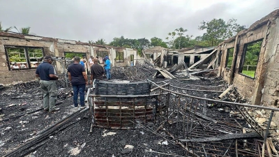 Mindestens 20 Menschen sterben beim Brand in einem Schlafsaal an einer Schule im südamerikanischen Guyana. (Foto: -/Guyana's Department of Public Information/AP/dpa)