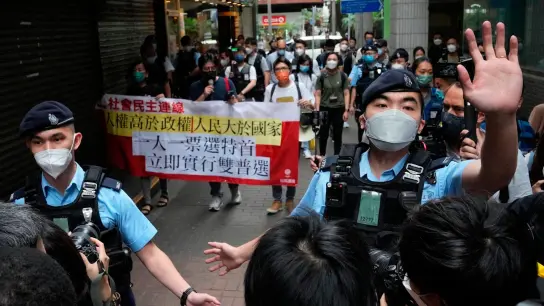 Pro-Demokratie-Demonstranten werden von Polizisten umringt. (Foto: Kin Cheung/AP/dpa)