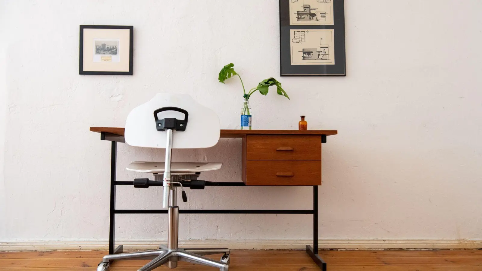 Ein minimalistisch eingerichtetes Zimmer ist aufgeräumt, funktional und reduziert auf das Nötigste. Aber natürlich kann es Deko geben. (Foto: Bernd Diekjobst/dpa-tmn)