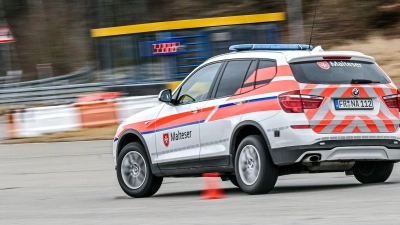 Rallye-Fahrerin Jutta Kleinschmidt schult Einsatzkräfte des Malteser-Rettungsdienstes hinter dem Steuer. (Foto: Jason Tschepljakow/dpa)