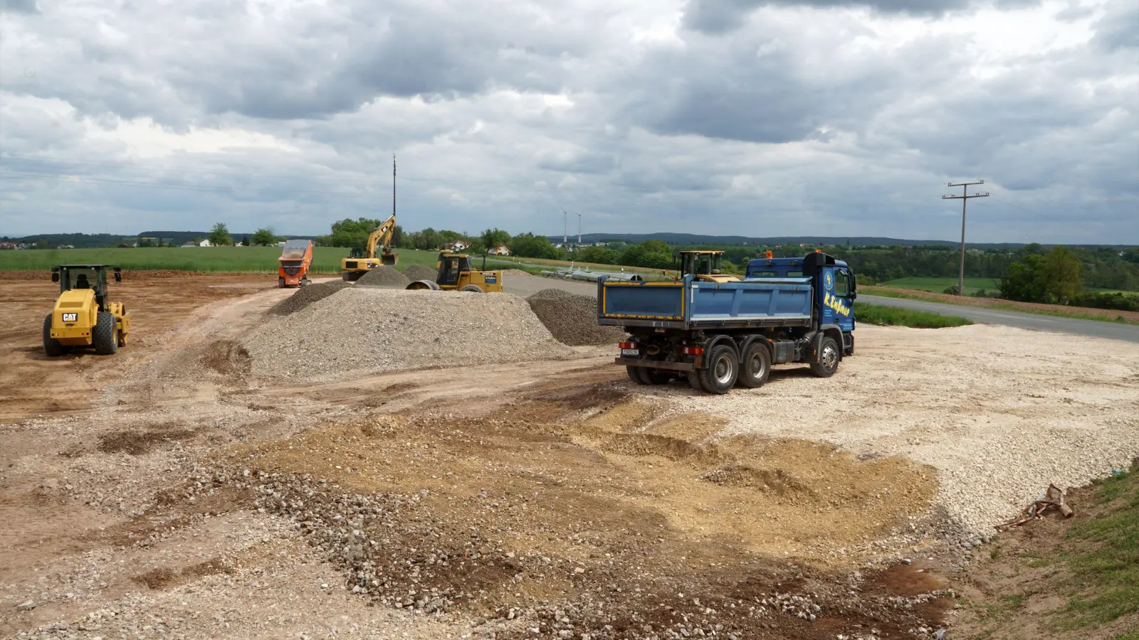 Während das Sondergebiet, auf welches das Fuhrunternehmen Enßner aus dem Innenort von <br>Wilhermsdorf ziehen will, bereits vorbereitet wird, passiert auf dem in Richtung des Orts anschließenden Gewerbegebiet West und dem neuen Wohngebiet noch nichts.  (Foto: Heinz Wraneschitz)
