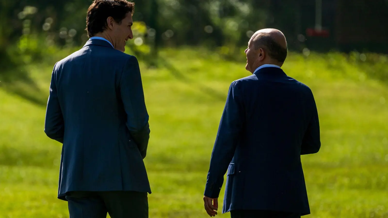Bundeskanzler Olaf Scholz (SPD), geht neben Justin Trudeau (r) beim G7-Gipfel auf Schloss Elmau. (Foto: Peter Kneffel/dpa)