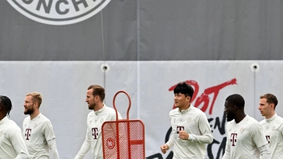 Die Spieler des FC Bayern München nehmen am Abschlusstraining auf dem Vereinsgelände teil. (Foto: Peter Kneffel/dpa)