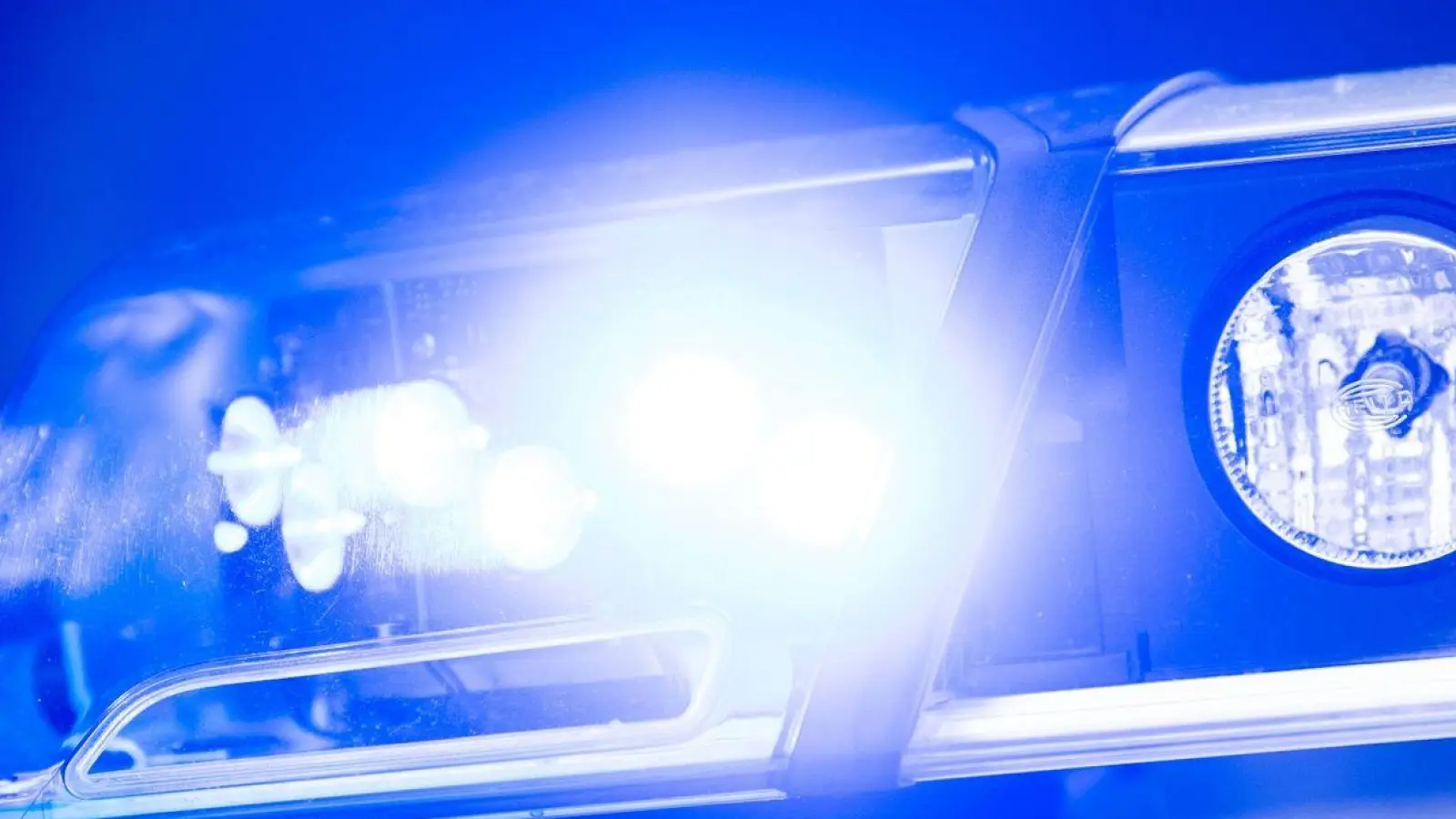 Ein Blaulicht leuchtet an einer Polizeistreife. (Foto: Lino Mirgeler/dpa/Symbolbild)