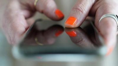 Ein wenig Tipparbeit - aber sie lohnt sich: In den Smartphone-Einstellungen sollte man unbedingt einmal den Bereichen einen Besuch abstatten, die mit Sicherheit und Datenschutz zu tun haben. (Foto: Marcus Brandt/dpa)