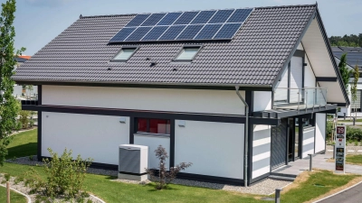Insbesondere durch die Kombination einer Wärmepumpe mit einer Photovoltaik-Anlage auf dem Dach kann man unabhängiger von den Energiepreisen werden. (Foto: Daniel Maurer/dpa-tmn)