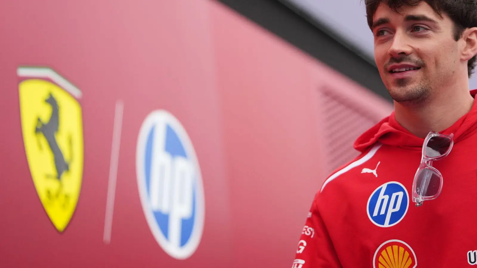 Er bekommt einen neuen Vertrag bei Ferrari. (Archivbild) (Foto: Asanka Brendon Ratnayake/AP/dpa)