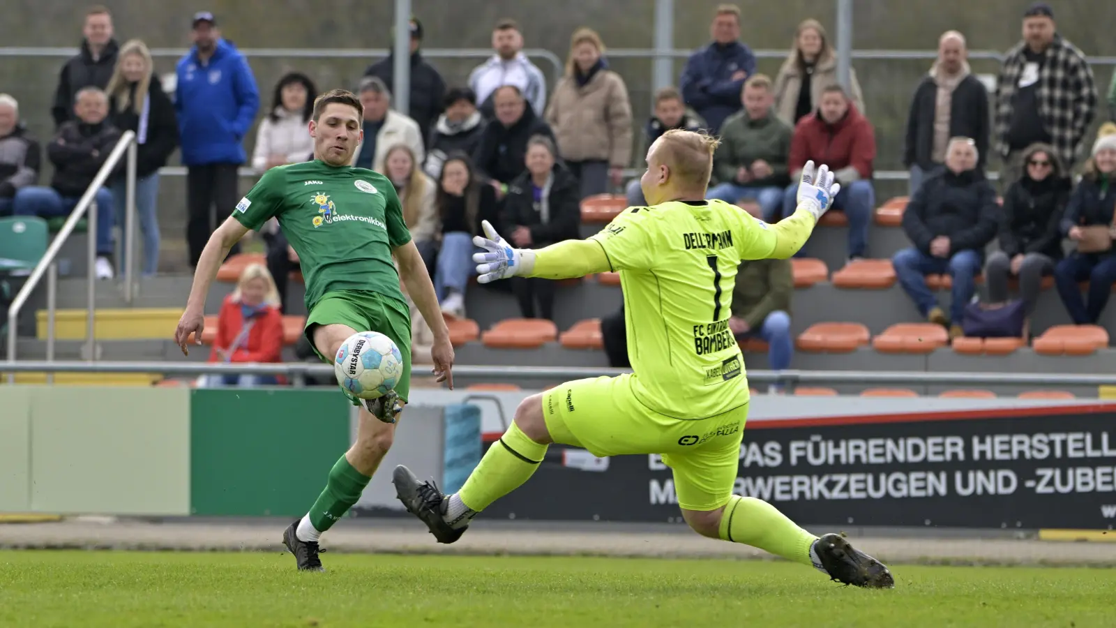 Die SpVgg Ansbach (links Michael Sperr) tat sich schwer, den Ball an Bambergs Torhüter Fabian Dellermann vorbeizubringen. (Foto: Martin Rügner)