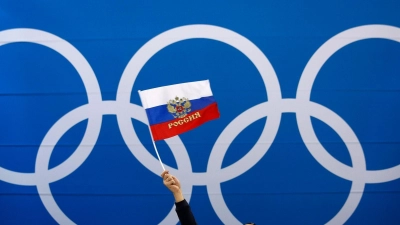 Das IOC wird ein Jahr vor Olympia in Paris keine formalen Einladungen an die Nationalen Olympischen Komitees aus Russland und Belarus aussprechen. (Foto: Jae C. Hong/AP/dpa)