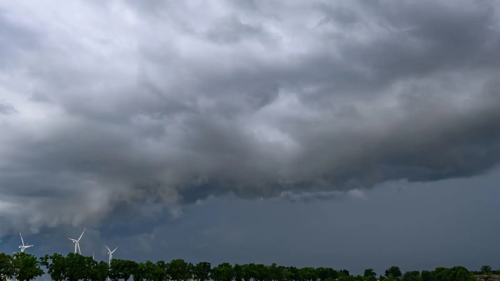 Dunkle Wolken zeigen sich in den kommenden Tagen öfter in Deutschland.  (Foto: Patrick Pleul/dpa)