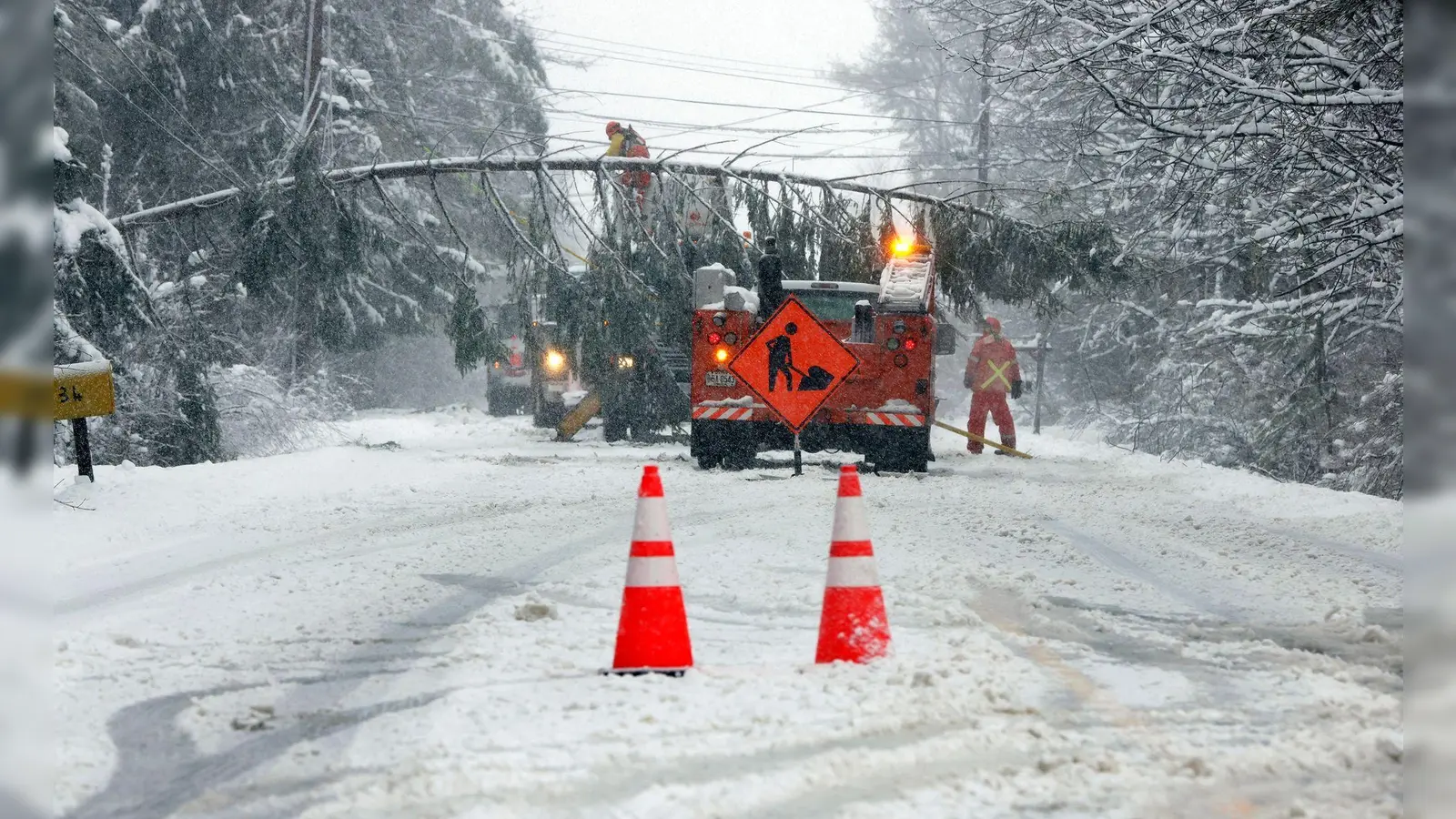 Ein Teil der Route 9 zwischen Falmouth und Cumberland in Maine ist nach heftigem Schneefall gesperrt. (Foto: Ben McCanna/Portland Press Herald via AP/dpa)
