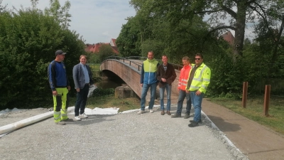 Gaben den offiziellen Startschuss für die Erneuerung des Wörnitzsteges (von links): Johann Gaugler und Ralf Buchinger (beide Firma Ernst Hähnlein), Martin Hemm vom Stadtbauamt, OB Dr. Christoph Hammer, Planer Konrad Diethei und Alexander Hutmann (Firma Ernst Hähnlein). (Foto: Friedrich Zinnecker)
