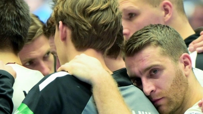 Ratlos und enttäuscht: Deutschlands Handballer nach dem zweiten EM-Spiel. (Foto: Sina Schuldt/dpa)