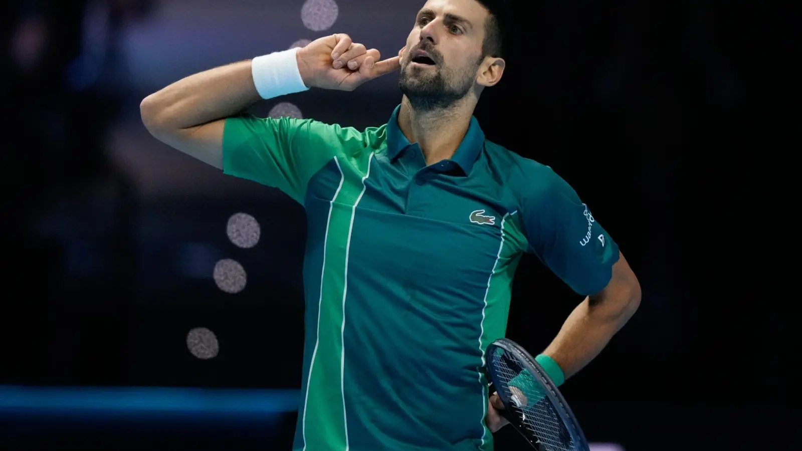 Spielt mit Jannik Sinner um den Titel bei den ATP-Finals: Novak Djokovic. (Foto: Antonio Calanni/AP/dpa)
