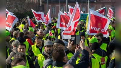 Streikende aus den Bundesländer Hessen, Rheiland-Pfalz und dem Saarland bei einer Kundgebung in Wiesbaden. (Foto: Helmut Fricke/dpa)