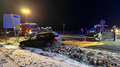 Nach dem Unfall auf der Staatsstraße bei Langensteinach wurde eine schwangere Beifahrerin zur Sicherheit in eine Klinik gebracht. (Foto: Feuerwehr Uffenheim)