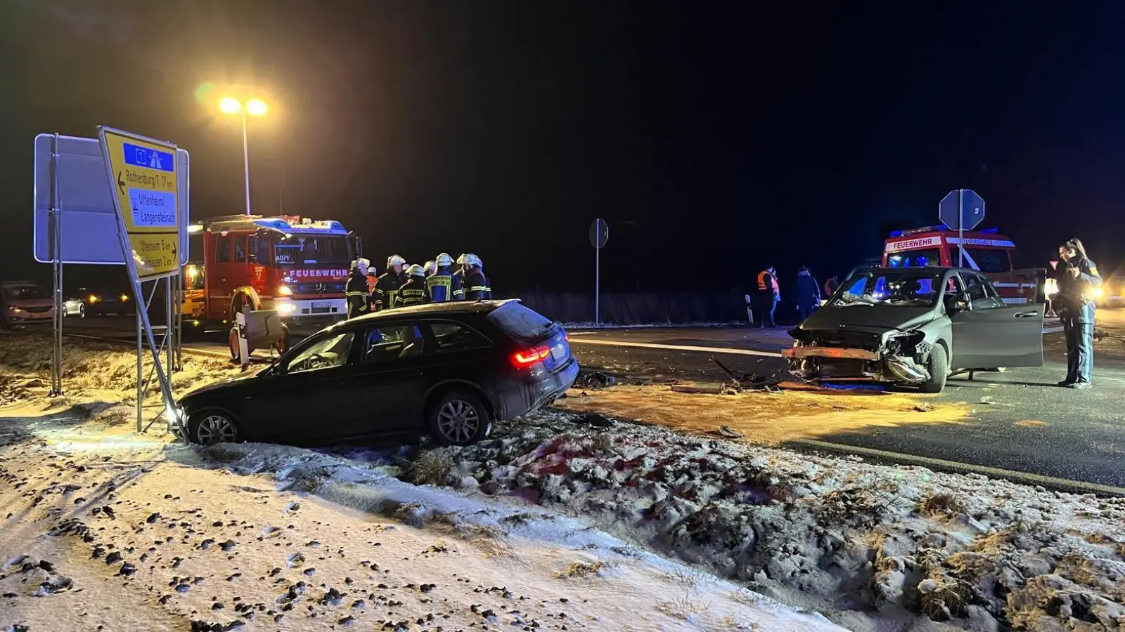 Nach dem Unfall auf der Staatsstraße bei Langensteinach wurde eine schwangere Beifahrerin zur Sicherheit in eine Klinik gebracht. (Foto: Feuerwehr Uffenheim)