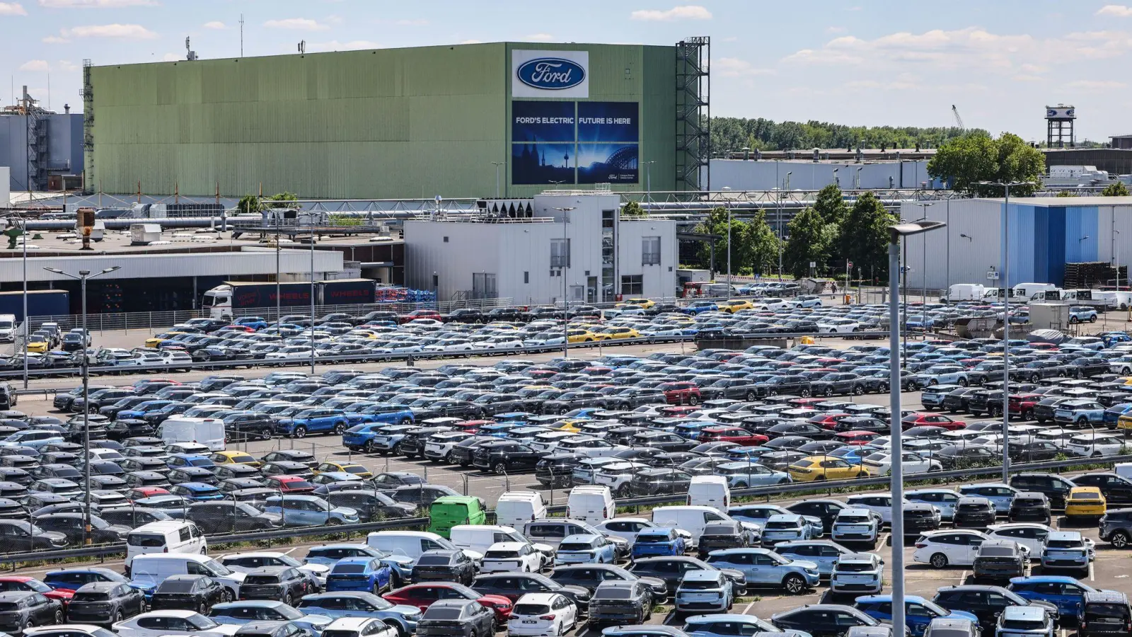 Das Angebot an Ford-Neuwagen auf dem Gelände des Kölner Werks ist groß, die Nachfrage aber hat noch Luft nach oben. (Foto: Oliver Berg/dpa)
