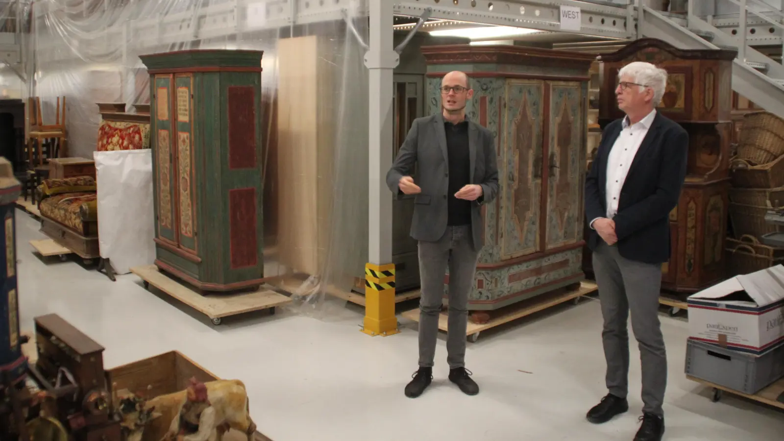 Dr. Markus Rodenberg (links, Teamleiter Wissenschaft und Sammlung) und Museumsleiter Dr. Herbert May in der Möbelsammlung des Fränkischen Freilandmuseums. (Foto: Hans-Bernd Glanz)