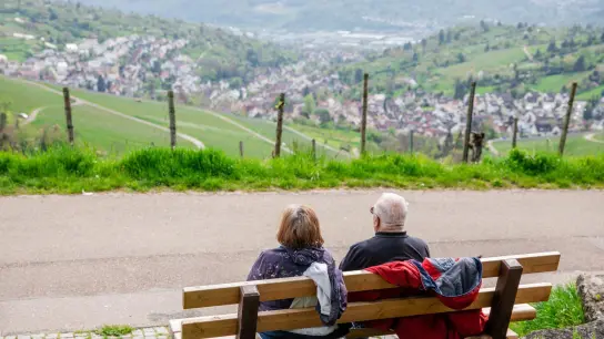 Im vergangenen Jahr sind die Menschen in Deutschland im Schnitt mit 64,4 Jahren in Rente gegangen. (Foto: Christoph Schmidt/dpa/Symbolbild)