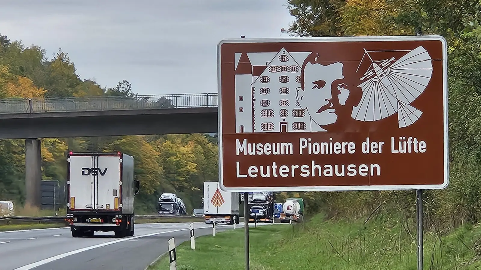 Für den aus Leutershausen stammenden Flugpionier Gustav Weißkopf wird an der A6 mit einem neuen Schild geworben. (Foto: Wolfgang Grebenhof)