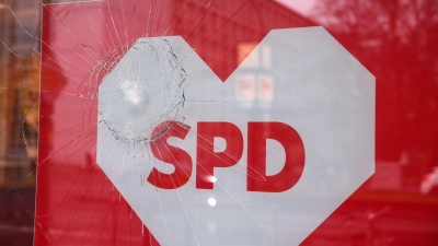 Beschädigte Fensterscheibe im Kurt-Schumacher-Haus, der Landesgeschäftsstelle der SPD in Berlin-Wedding. (Foto: Gerald Matzka/dpa)