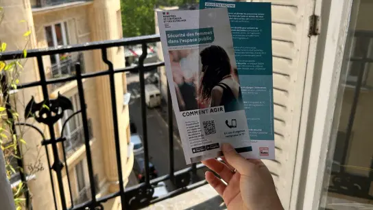 Die Flyer mit Verhaltenstipps für Frauen gegen sexuelle Belästigung im öffentlichen Raum sorgen in Frankreich für Wirbel. (Foto: Michael Evers/dpa)