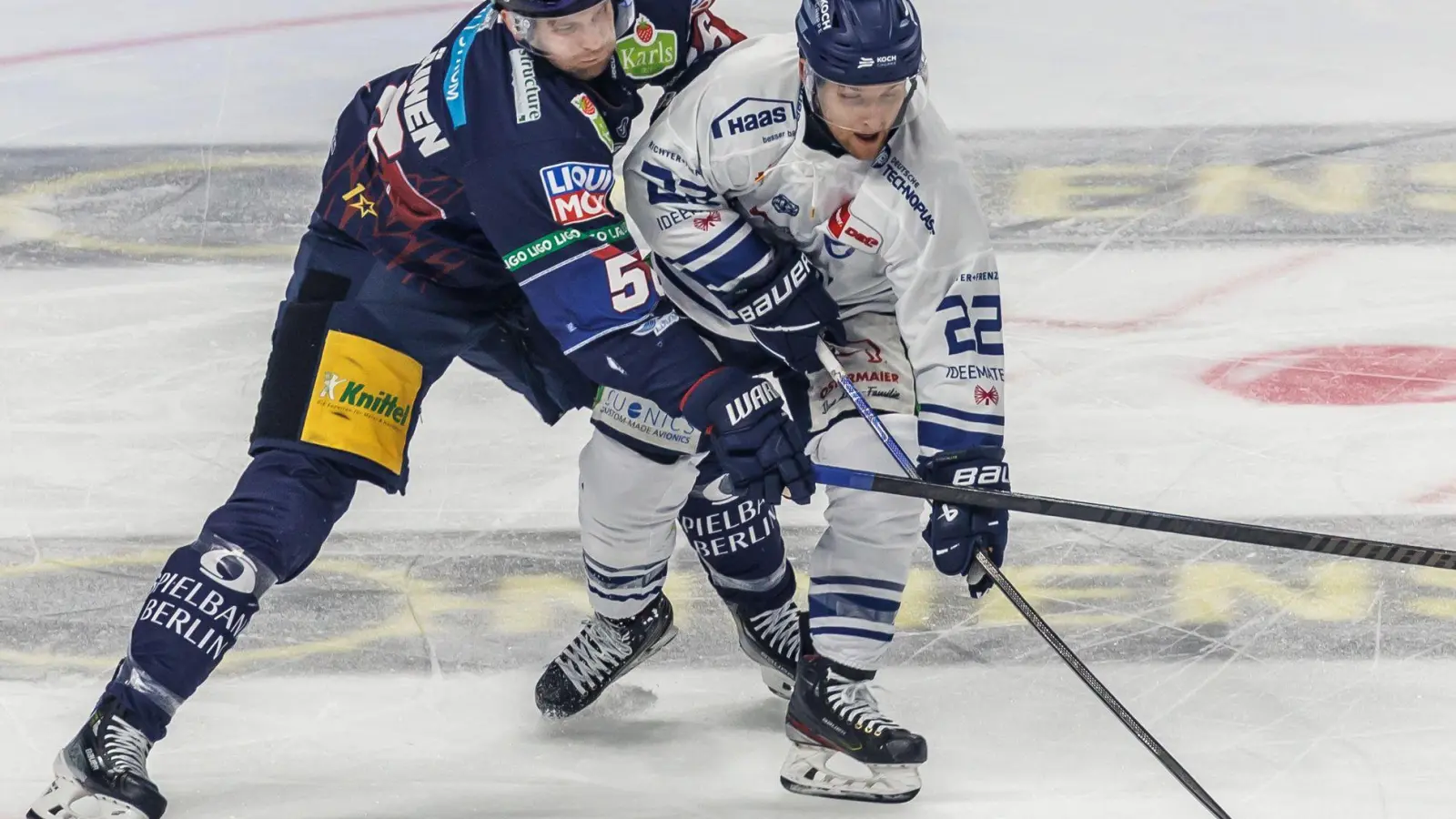 Mike Connolly (r) spielt weiter für die Tigers. (Foto: Andreas Gora/dpa)
