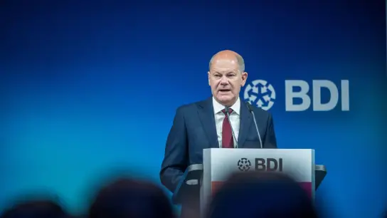 Bundeskanzler Olaf Scholz (SPD) spricht beim „TDI - Tag der Industrie“ des Bundesverbandes der Deutschen Industrie (BDI). (Foto: Michael Kappeler/dpa)