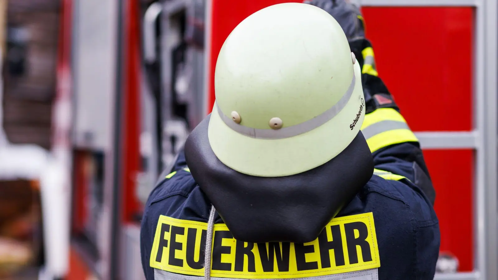 Ein Großaufgebot von Feuerwehr und Rettungsdienst war im Einsatz. (Symbolbild) (Foto: Philipp von Ditfurth/dpa)