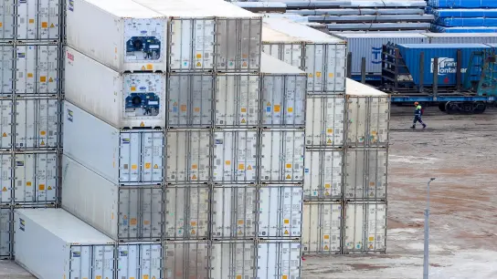 Container im Hafen von St. Petersburg. (Foto: Igor Russak/dpa)