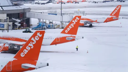 Schnee bedeckt den Flughafen in Manchester. In vielen Teilen des Landes müssen sich die Menschen auf mehrtägige Verkehrsbehinderungen einstellen, da Schnee, Eis und bitterkalte Temperaturen das ganze Land in Atem halten. (Foto: Martin Rickett/PA/dpa)