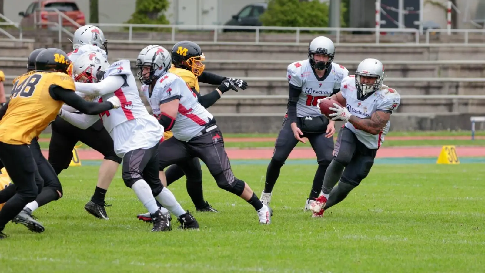 Hier in Überzahl, aber noch ohne Punkte in der Tabelle. Den Franken Knights (weiße Trikots) steht das vierte Saisonspiel bevor. (Foto: Thomas Lüdtke)