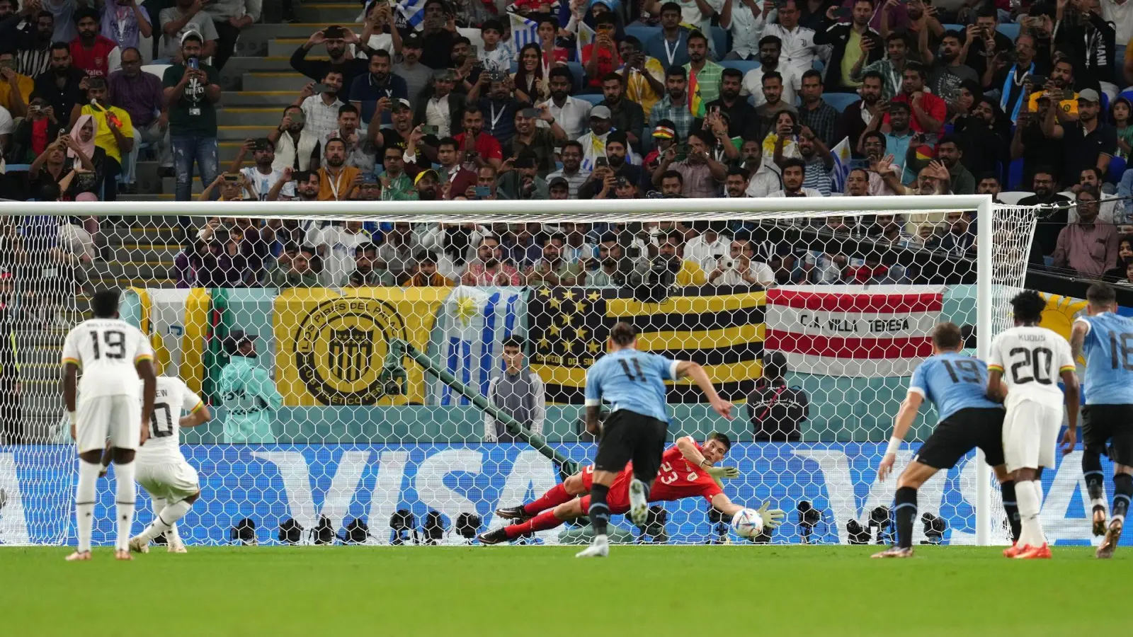 Uruguay-Keeper Sergio Rochet (M) entschärfte den Strafstoß von Ghanas Andre Ayew (2vl). (Foto: Nick Potts/PA Wire/dpa)