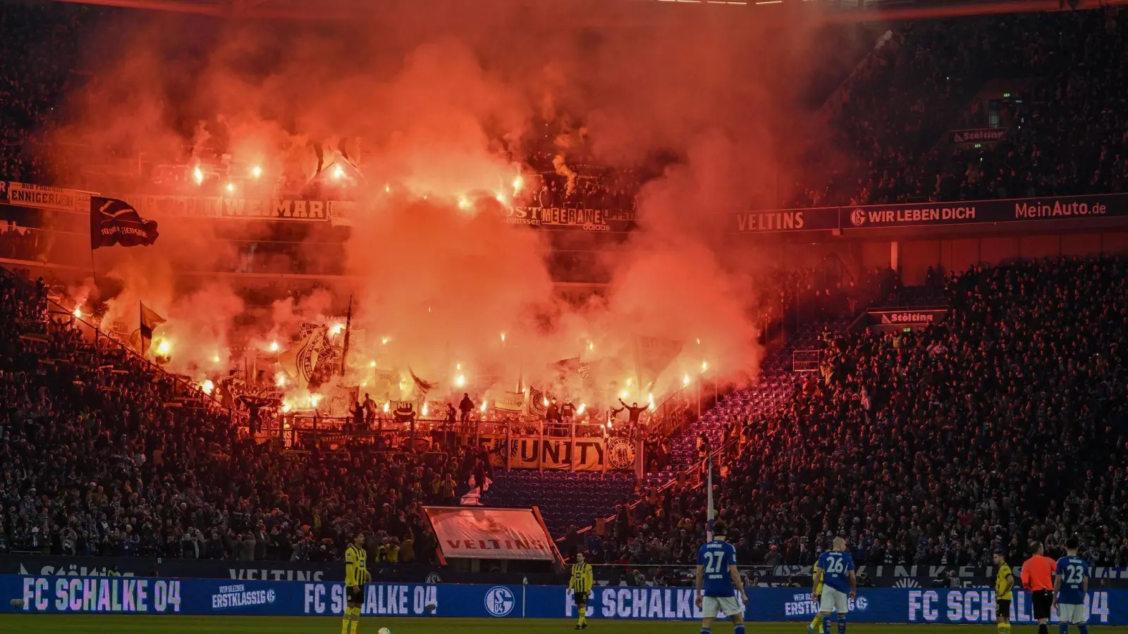 Einige BVB-Anhänger sollen sich beim Derby antisemitisch geäußert haben. (Foto: Bernd Thissen/dpa)
