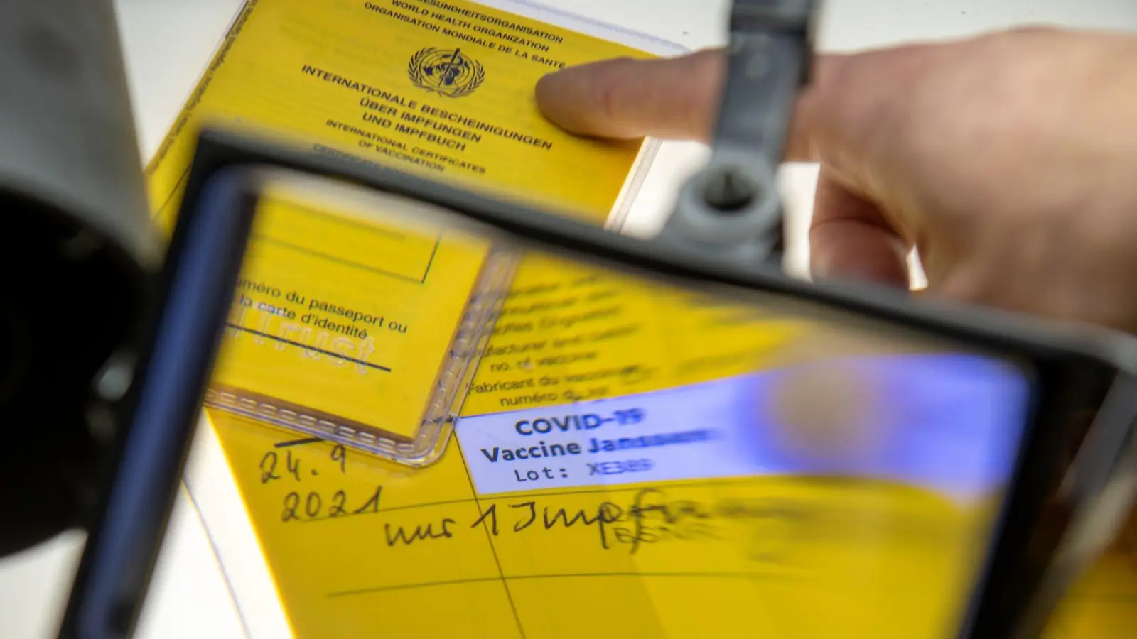 Nach dem Bekanntwerden des mutmaßlichen Impfbetrugs wurden bei der Kripo Impfpässe untersucht, die in der Praxis des beschuldigten Hausarztes ausgestellt wurden. (Archivbild)  (Foto: Stefan Puchner/dpa)