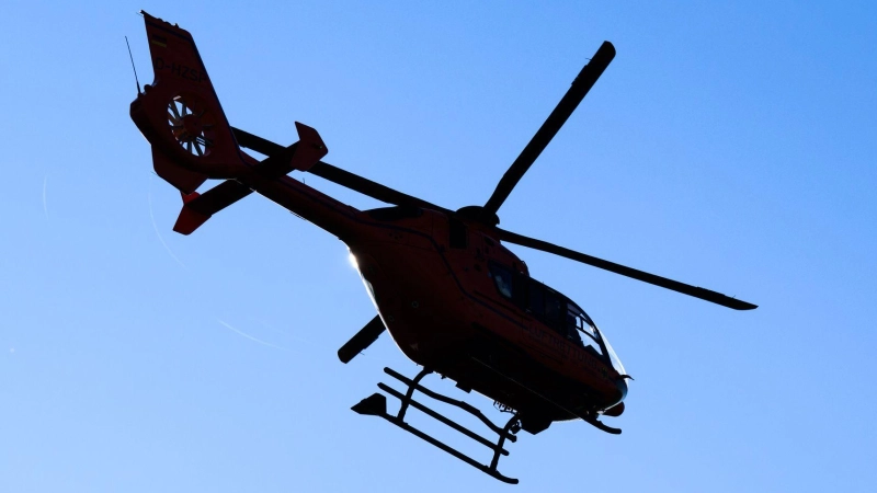 Der Fahrer eines Zweirads wurde schwer verletzt mit dem Rettungshubschrauber in ein Krankenhaus gebracht. (Symbolbild: Julian Stratenschulte/dpa)